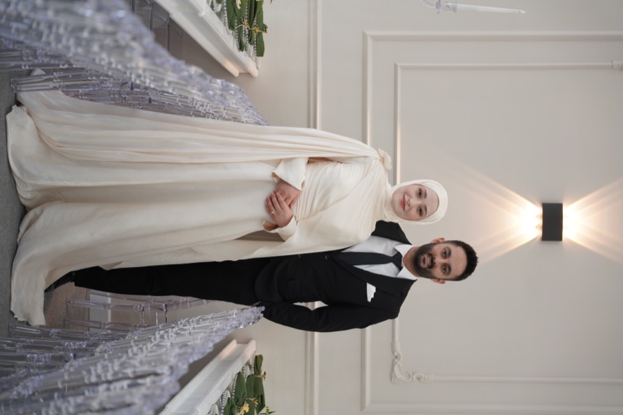 Zeynep ve Batuhan merdiven başında poz verirken